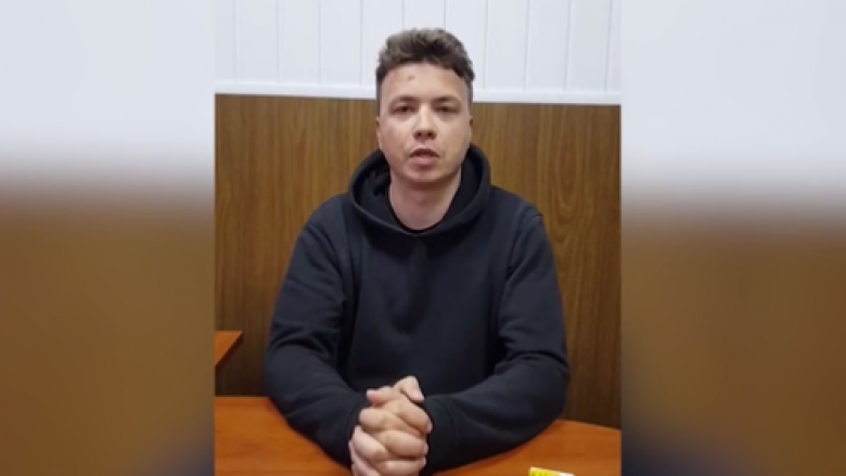 Gazetari bjellorus i cili u arrestua nga avioni i rrëmbyer shfaqet me një deklaratë në televizionin shtetëror