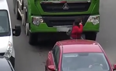 Momenti tronditës kur gruaja e shpërqendruar nga telefoni i saj celular përplaset nga një kamion përzierës betoni gjatë kalimit të rrugës