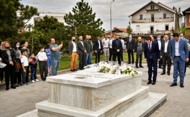 Kurti homazhe te varri i heroit Agron Rrahmani: Historia e kombit tonë përbëhet nga dëshmorët, kurse ardhmëria varet nga besnikëria ndaj tyre