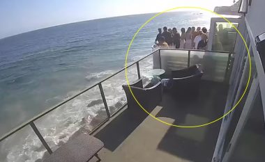 Ballkoni i mbushur me vizitorë shembet mbi shkëmbinjtë poshtë në një shtëpi me qira të plazhit Malibu – dëshmitari rrëfen ngjarjen