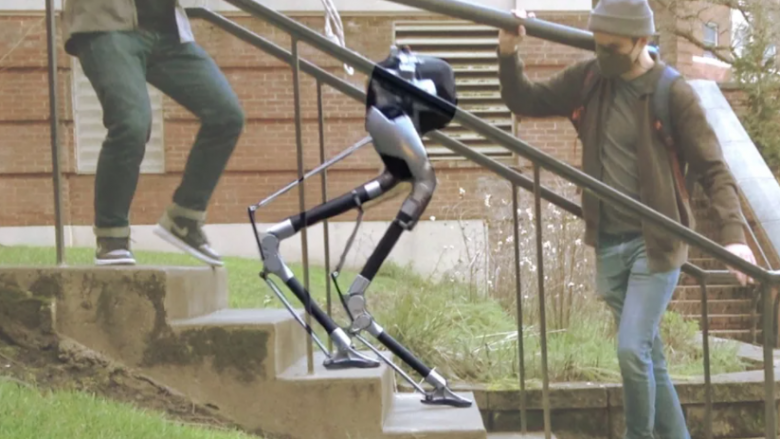 Shikoni robotin “e verbër” duke ngjitur me sukses shkallët