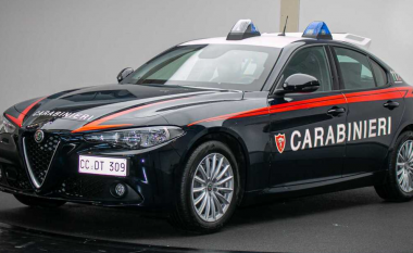 Policia italiane me vetura anti-plumb të markës Alfa Romeo