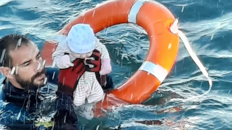 Momenti kur një oficer spanjoll shpëtoi një fëmijë nga oqeani pranë enklavës Seuta
