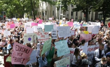 Qindra qytetarë në Tiranë marshojnë kundër abuzimit seksual