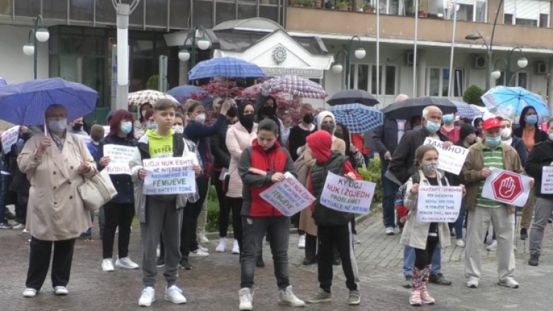 Edhe në Gostivar u protestua kundër digjitalizimit të librave