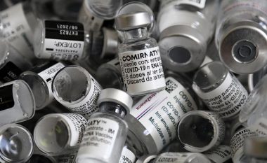 Brukseli dhe Pfizer nënshkruajnë marrëveshje për 1.8 miliardë doza shtesë të vaksinave kundër COVID-19
