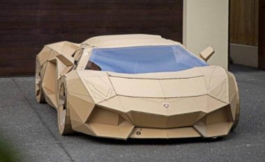 Një Lamborghini i ndërtuar prej kartoni shitet për më shumë se 7,200 dollarë