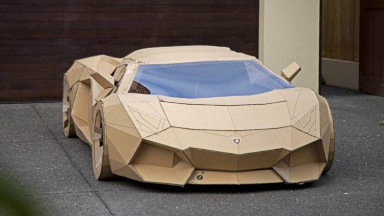 Një Lamborghini i ndërtuar prej kartoni shitet për më shumë se 7,200 dollarë