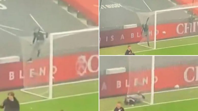 Shënojnë gola dhe hipin mbi rrjetën e portës – skena nga protesta e tifozëve në Old Trafford