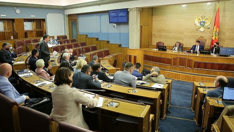Rezoluta mbi Srebrenicën përpara anëtarëve të Parlamentit në Mal të Zi – diskutohet edhe për një çështje “që rrezikon qeverinë” atje