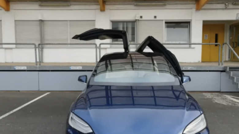 Studiuesit e sigurisë ishin në gjendje të hapnin dyert e një Tesla të parkuar me një dron dhe WiFi