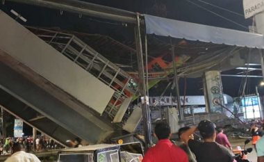 Veturat po lëviznin poshtë tij, momenti i shembjes së mbikalimit të metrosë në Mexico City