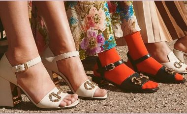 Kombinimi i çorapeve dhe sandaleve është trend i ri i sezonit të verës