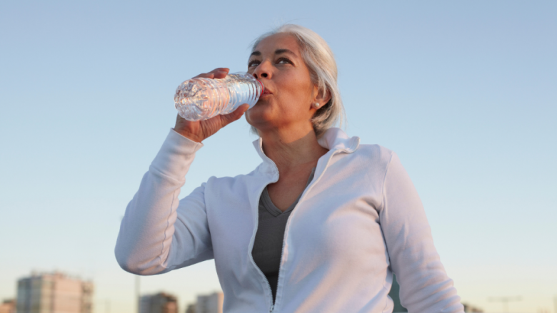 Pse akoma ndiheni të dehidratuar pasi keni pirë ujë gjithë ditën