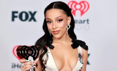 iHeartRadio Music Awards 2021: Grimi dhe modelimet më të mira të flokëve