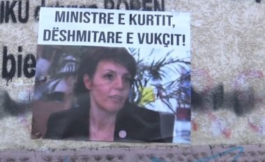 Posterë kundër Donika Gërvallës në Prishtinë: Ministre e Kurtit, dëshmitare e Vukçit