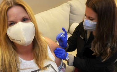 Trisha Yearwood merr vaksinën antiCOVID dy muaj pas infektimit
