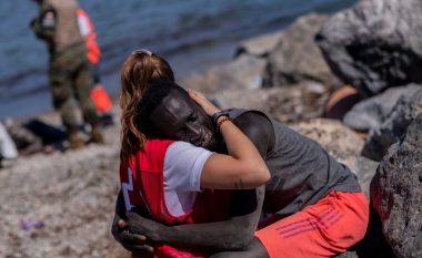 Punonjësja e Kryqit të Kuq që u filmua duke përqafuar dhe qetësuar emigrantin e lodhur afrikan, thotë se është “vërshuar” nga komentet fyese