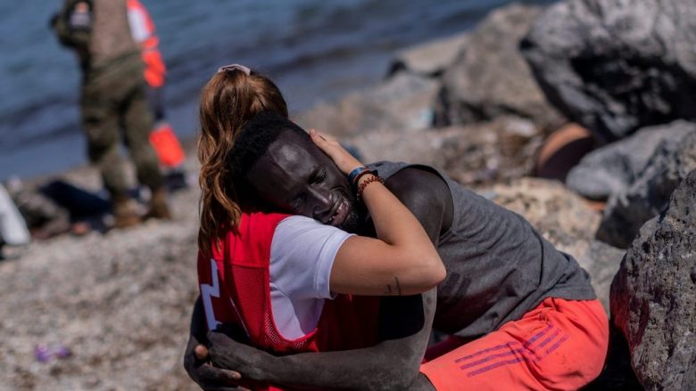Punonjësja e Kryqit të Kuq që u filmua duke përqafuar dhe qetësuar emigrantin e lodhur afrikan, thotë se është “vërshuar” nga komentet fyese