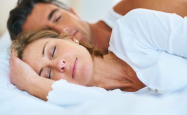 Pozicioni i gjumit thotë shumë për marrëdhënien tuaj