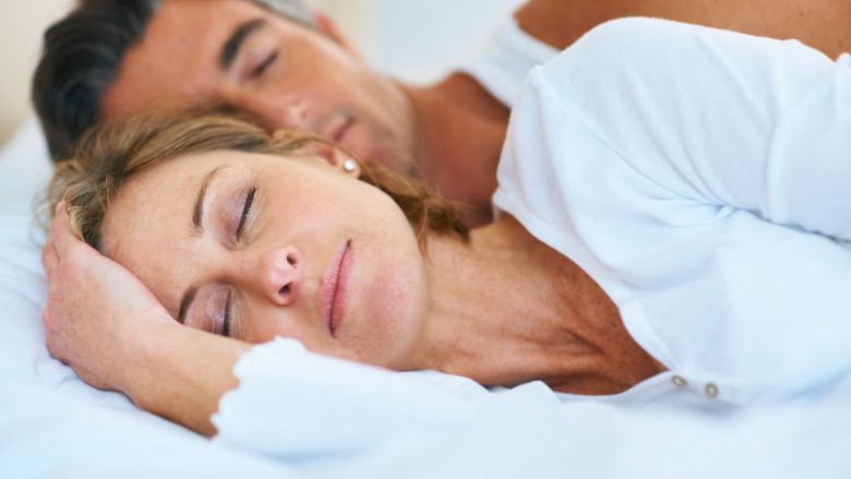 Pozicioni i gjumit thotë shumë për marrëdhënien tuaj