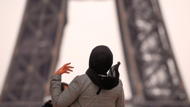 Duart larg nga hixhabi im! Gratë e reja myslimane protestojnë për ndalimin e propozuar në Francë