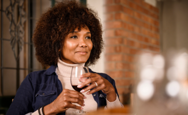 Katër përfitime shëndetësore të pirjes së verës pas darkës
