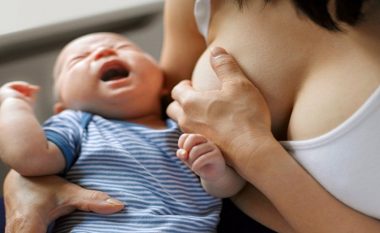 Ndërprerja e ushqyerjes me gji: Pesë teknika që do të ndihmojnë në shkëputjen e fëmijës nga qumështi i gjirit