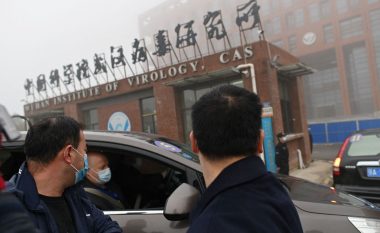 WSJ: Tre punëtorë të laboratorit në Wuhan u shtruan në spital në vitin 2019, kishin simptoma të ngjashme me të COVID-19