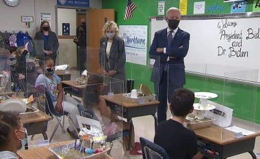 Nxënësit e një shkolle ia tregojnë presidentit Biden “hilet” që kanë bërë gjatë mësimit online, gjatë pandemisë