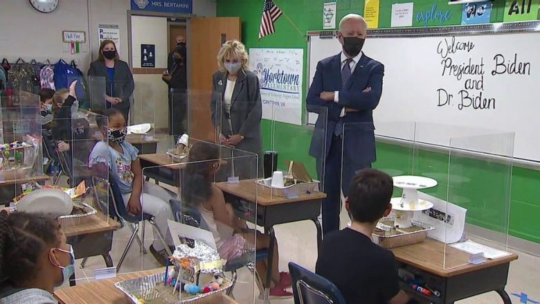 Nxënësit e një shkolle ia tregojnë presidentit Biden “hilet” që kanë bërë gjatë mësimit online, gjatë pandemisë