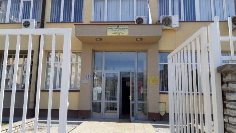 Në gjendje të dehur rrahu babain, gjykata në Prizren ia cakton një muaj paraburgim