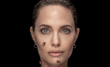 Angelina Jolie pozon e mbuluar nga bletët