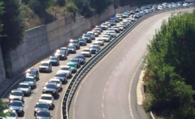 Shqiptarët e Kosovës për vikend drejt Shqipërisë – Trafik i rënduar në rrugën e Kombit