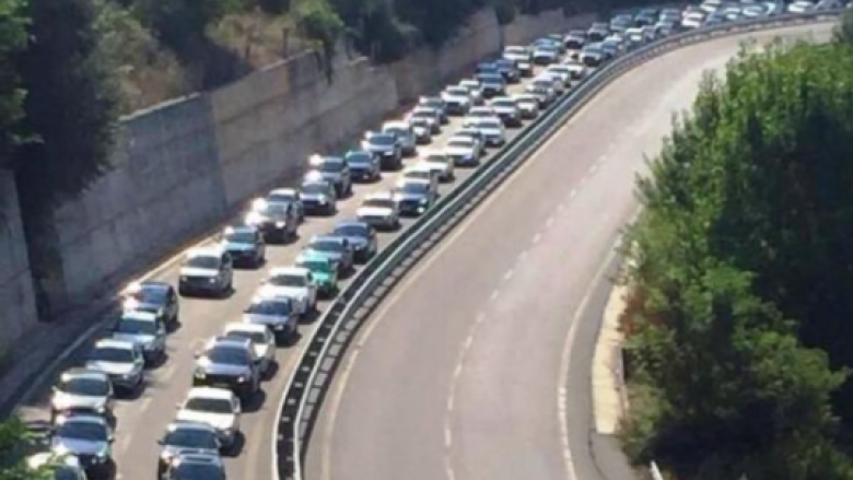 Shqiptarët e Kosovës për vikend drejt Shqipërisë – Trafik i rënduar në rrugën e Kombit