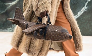 Louis Vuitton habit përsëri! Lanson çantë në formë aeroplani e cila kushton sa një aeroplan
