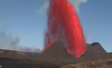 Aktivitetet e vullkanit islandez po rriten, shihet një “burim” lave qindra metra i lartë