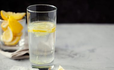 Trajtimi me ujë dhe limon i refluksit të lukthit dhe urthit