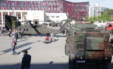 “Defender Europe 21”, Humvee dhe helikopterët amerikanë “zbarkojnë” në zemër të Tiranës