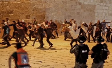 Policia izraelite sulmon besimtarët palestinezë brenda xhamisë Al-Aqsa