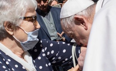 Papa Françesku puthi tatuazhin në krahun e saj: Çfarë shkruante në të dhe rrëfimi prekës i gruas që mbijetoi torturat e kampit të Auschwitzit