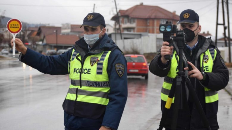 Kontroll policor ndaj automjeteve që kryejnë transport publik në Tetovë dhe Gostivar