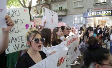 Tiranë, qytetarja proteston nudo kundër abuzimeve seksuale