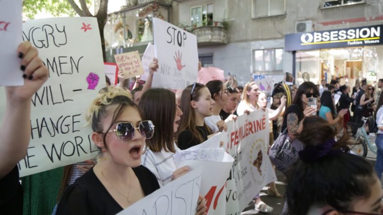 Tiranë, qytetarja proteston nudo kundër abuzimeve seksuale