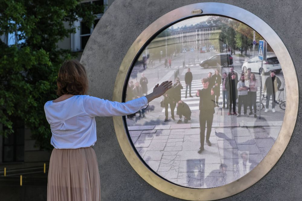 Në kryeqytetin e Lituanisë është ndërtuar një “portë virtuale”, përmes së cilës bëhet lidhja në kohë reale me njerëz në qytetet tjera
