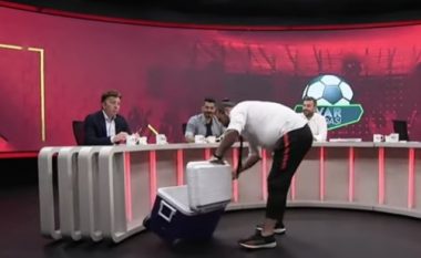 Analisti sportiv turk thyen me çekiç frigoriferin në emision