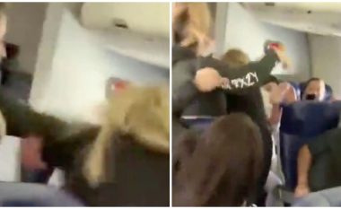 Stjuardesa amerikane u kërkoi të vendosin maskat në aeroplan, pasagjerja dhe familjarët e saj i vërsulen dhe ia thyejnë dhëmbët