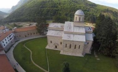Ministri Çeku i shkruan letër organizatës që nominoi Manastirin e Deçanit për listën e monumenteve të rrezikuara të Evropës