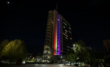 Objekti i Qeverisë ndriçohet me ngjyrat e flamurit të komunitetit LGBTI