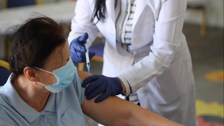 Mbi 716 mijë të vaksinuar në Shqipëri – rreth 244 mijë prej tyre me dozën e dytë